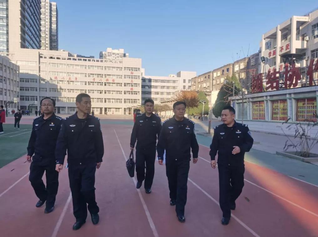 绥德县公安局副局长薛斌检查校园及周边安全隐患整治工作