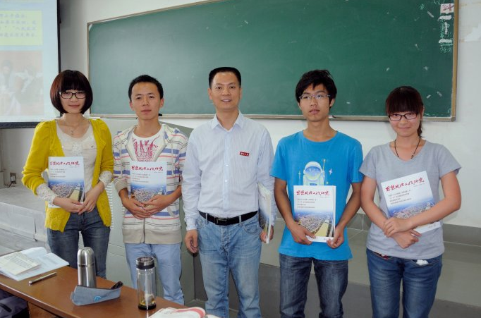 大一新生竞选什么“班干部”最好？班长不是最佳选择，有利也有弊