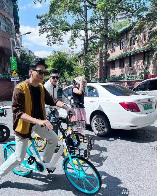 袁咏仪逛街被偶遇，买完包不忘给老公张智霖买衣服，好甜蜜