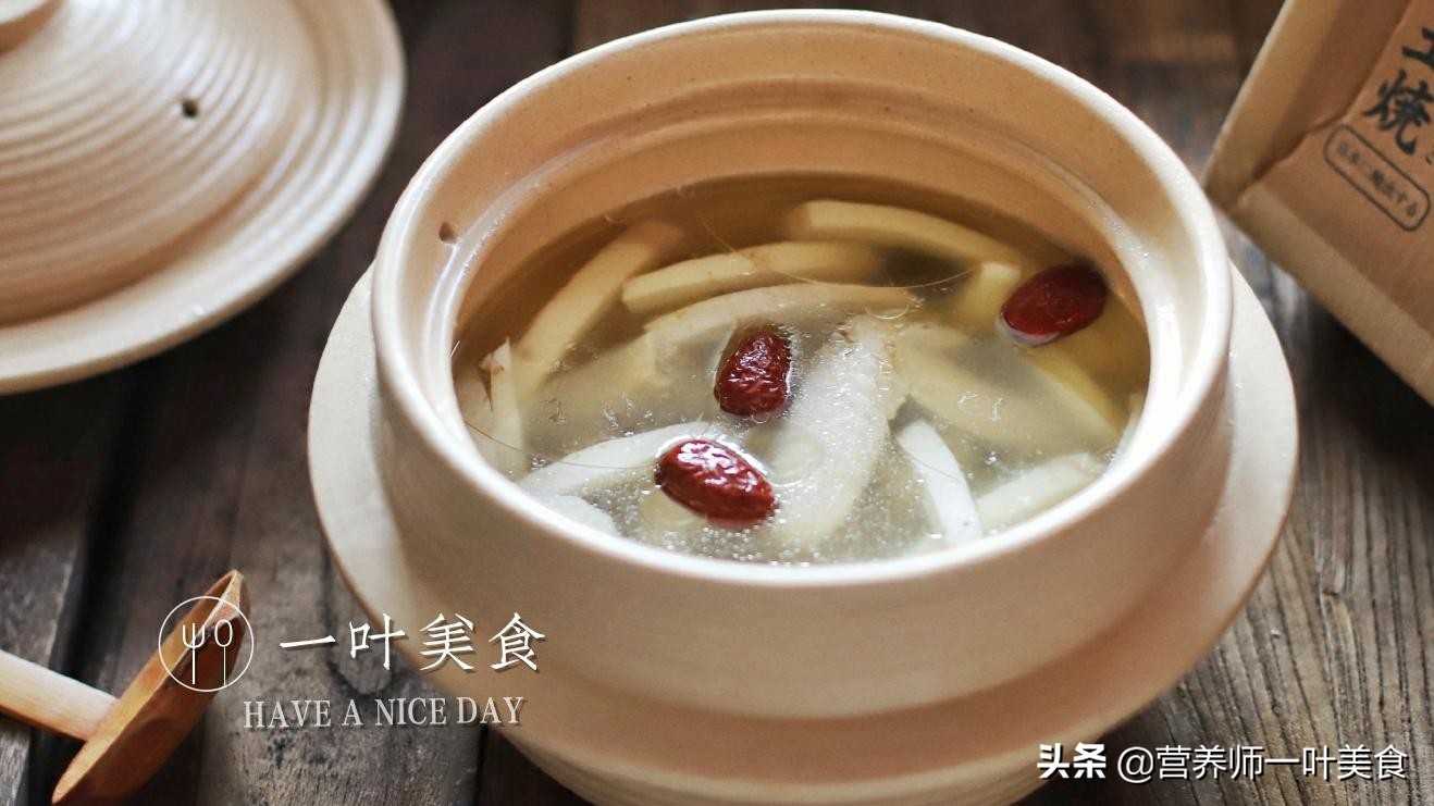 轻松取椰肉，煲广东椰子鸡汤，鲜甜滋润、不上火，一家老小都能喝