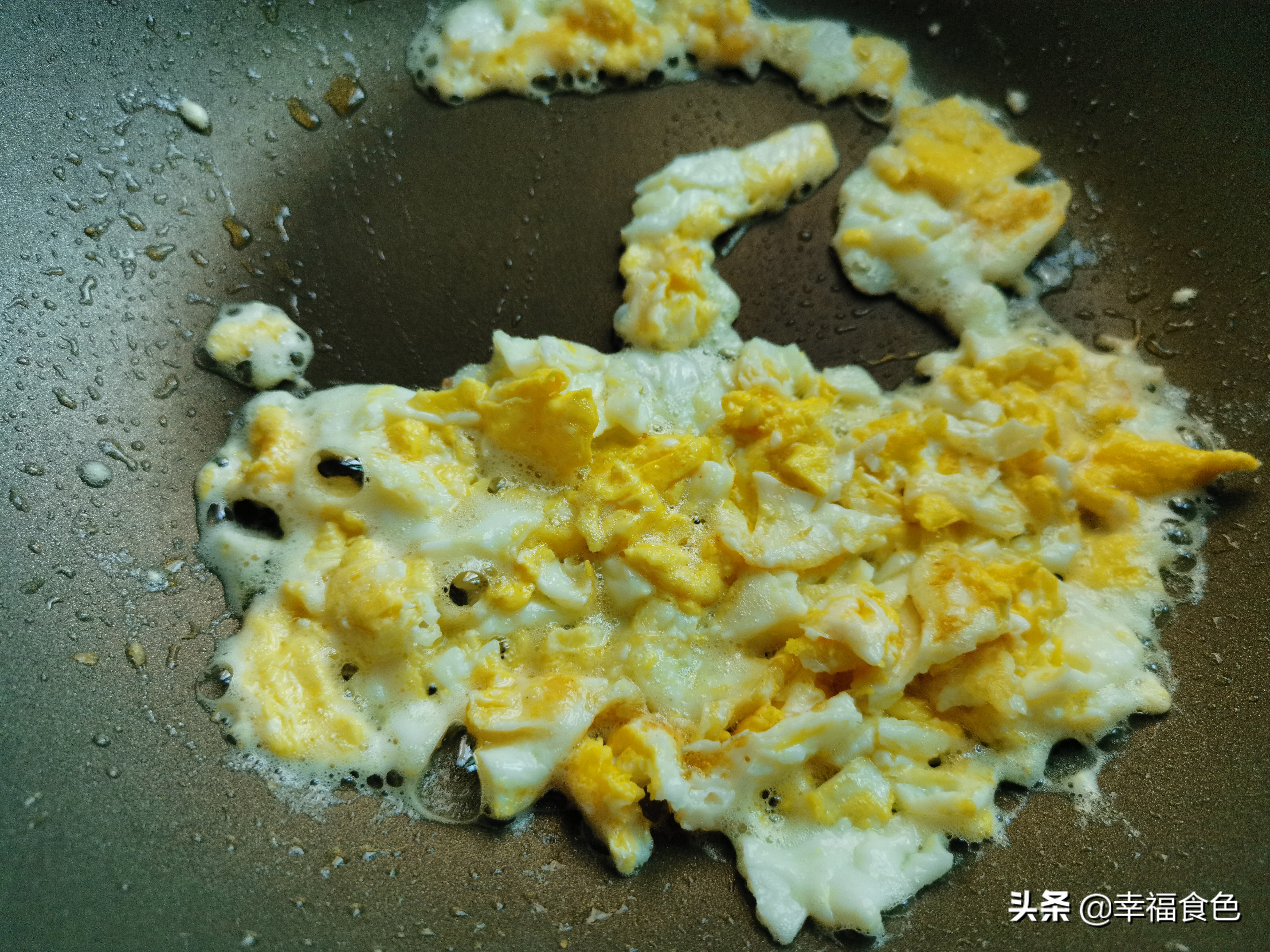 老干妈炒饭怎么做（家常美味老干妈炒饭锁住家人的胃）