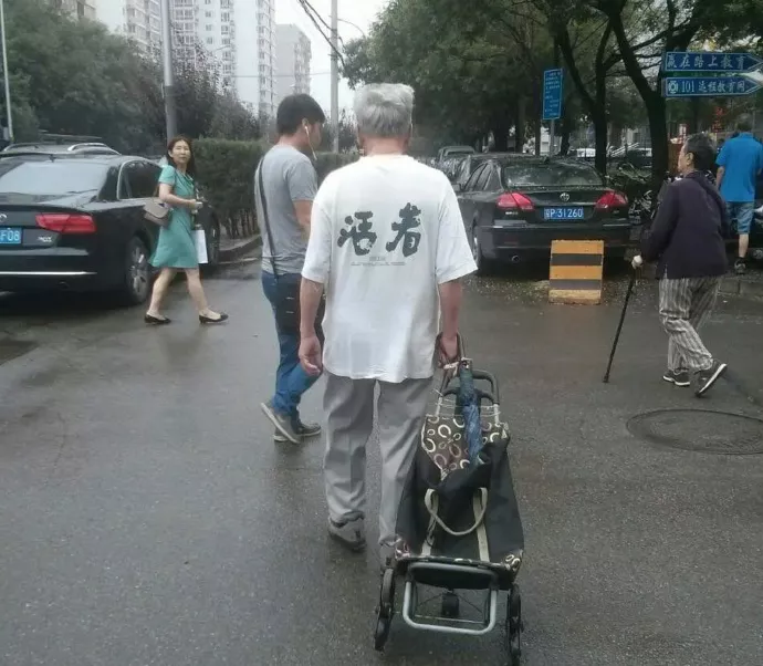 这些衣服的slogan不止酷,还有态度
