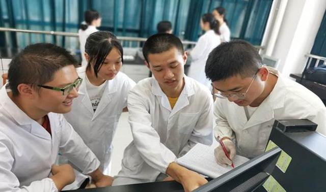 二本院校的“医学生”，毕业后都到哪里高就？多半做这几种工作