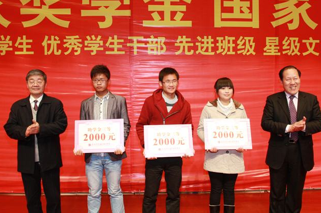 大一竞选当班委，将来“好处多多”，这3个职位分量高，选上赚到