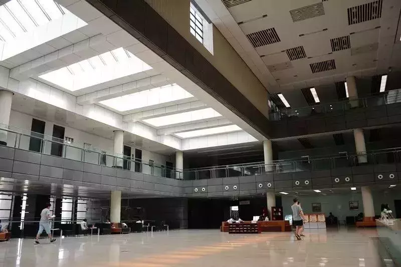 让学渣都“以身相许”的13个大学图书馆，这舒服，这惬意，不走了