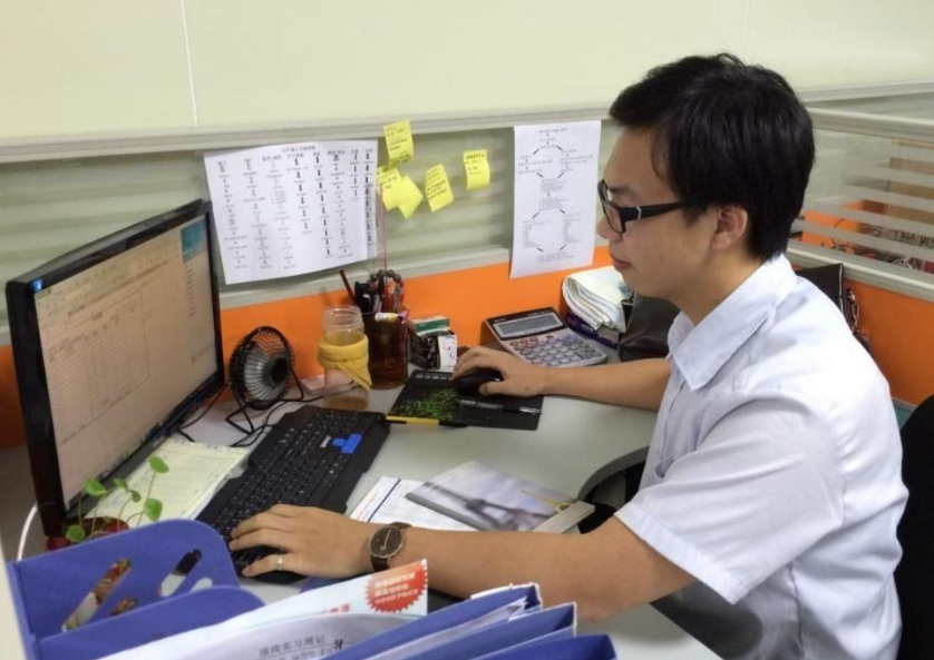 为啥大学录取通知书都用EMS快递？别的快递咋没资格？缘由很暖心