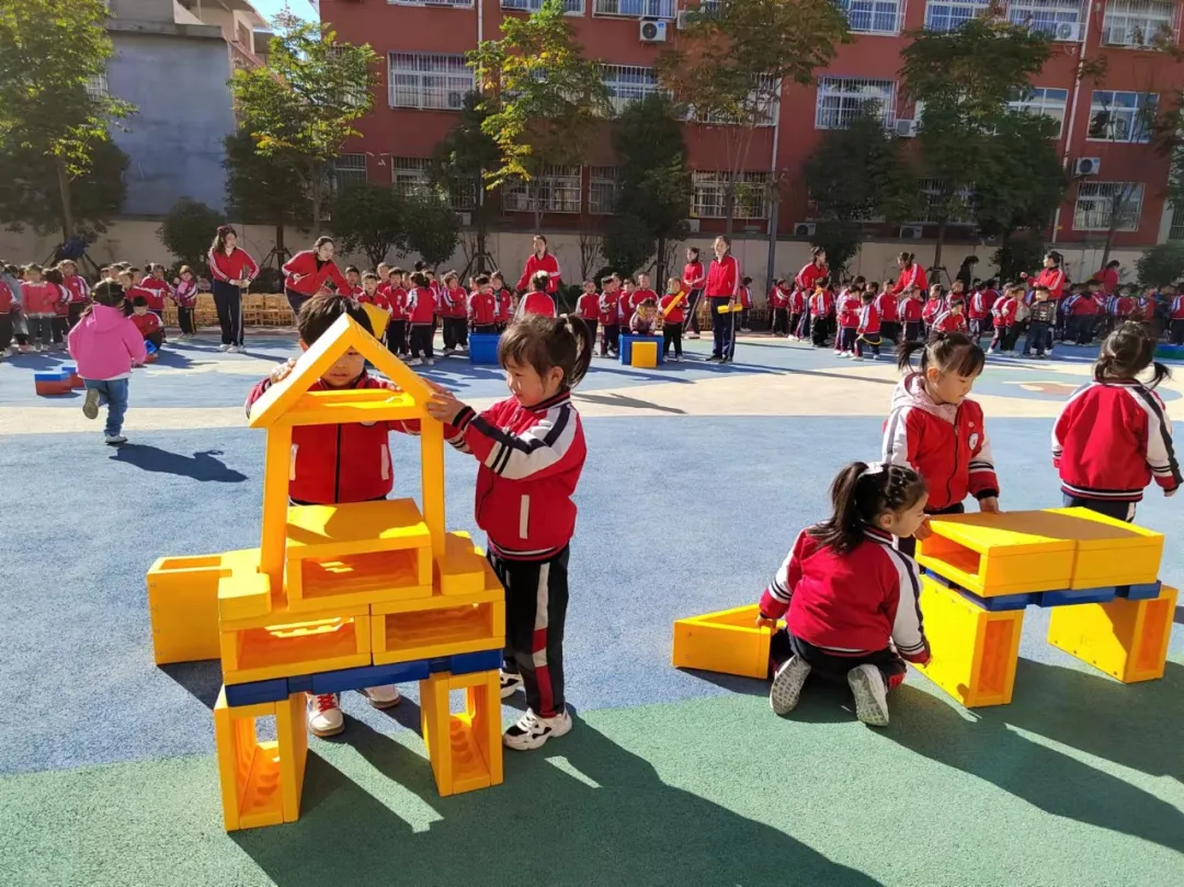 南阳市第二完全学校幼儿园萌娃出击 快乐运动