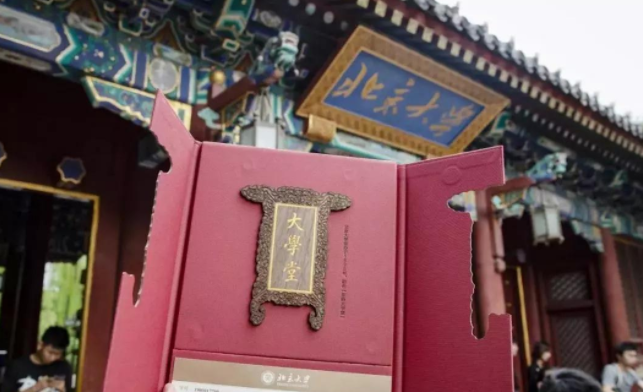 新疆考生以656分考进北大，高中就读学校公开后，引发网友关注