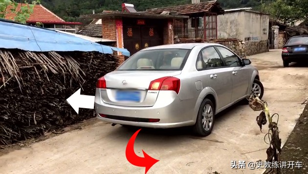 乡间丁字路口，新手司机如何借道倒车，安全通过窄路掉头？