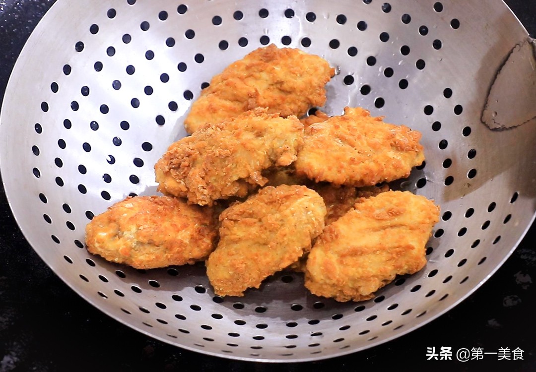炸鸡裹粉是什么粉（教你脆皮鸡翅裹面粉关键秘方）