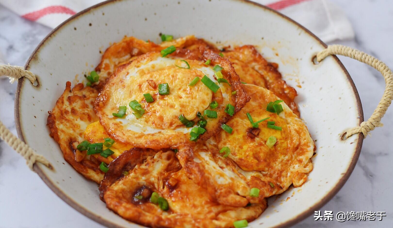 凉油,全程小火煎,鸡蛋不粘锅;2,先撒盐,后加蛋,油花不乱溅;3,煎蛋黄时