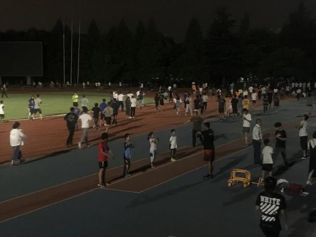 一直到大四体育课都必修，操场人满为患！浙大学生：我太难了