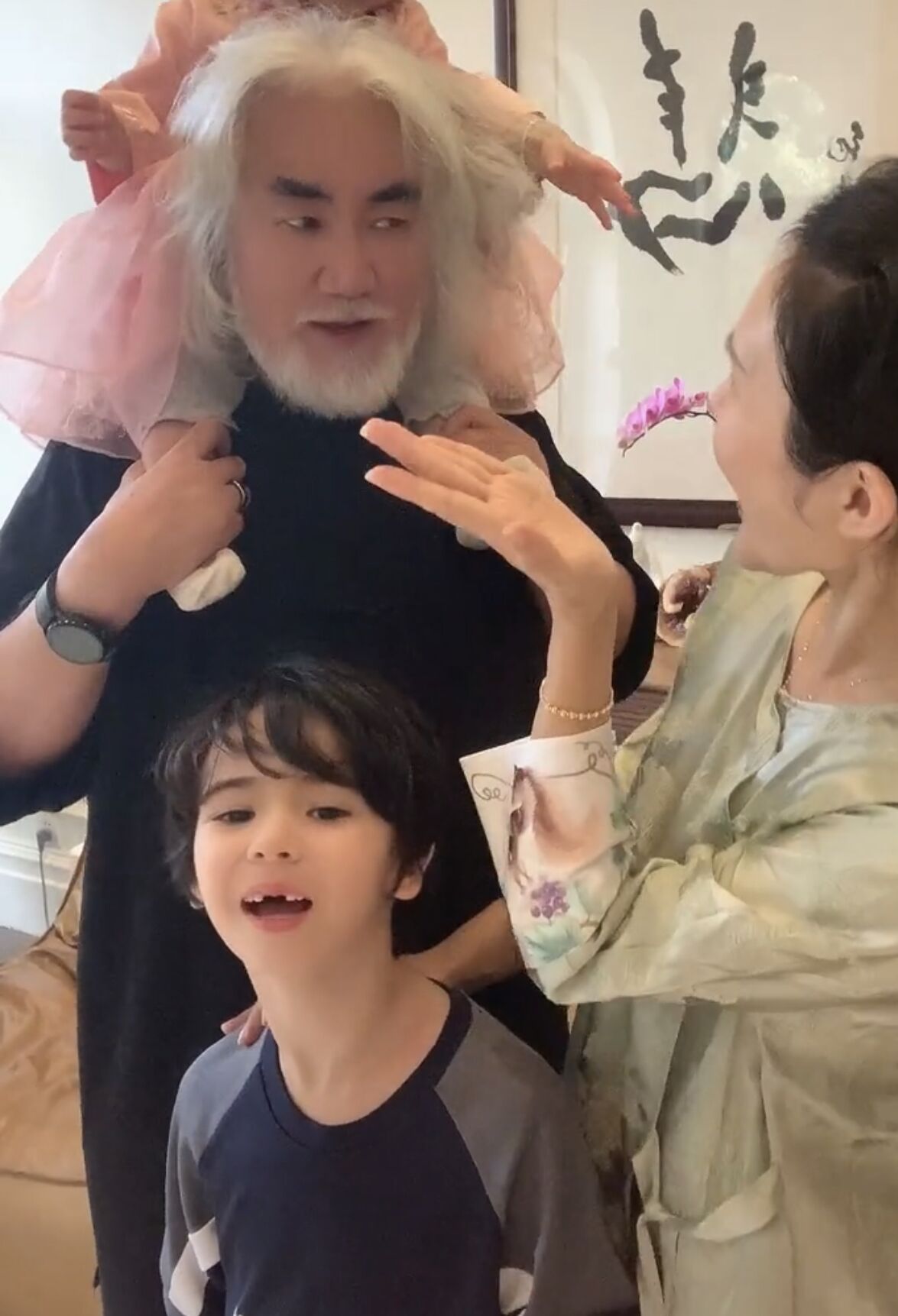 混血儿马丁是张纪中和谁生的70岁张纪中晒全家福庆中秋混血儿子罕见