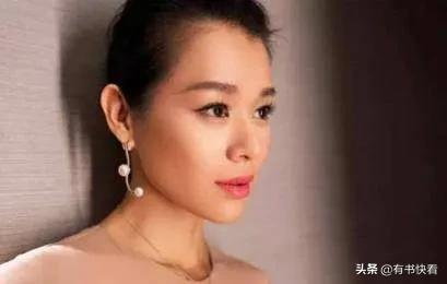 除了20岁的时候，“最丑陋的香港姐妹”，一名43岁的郑级女演员被堆积。