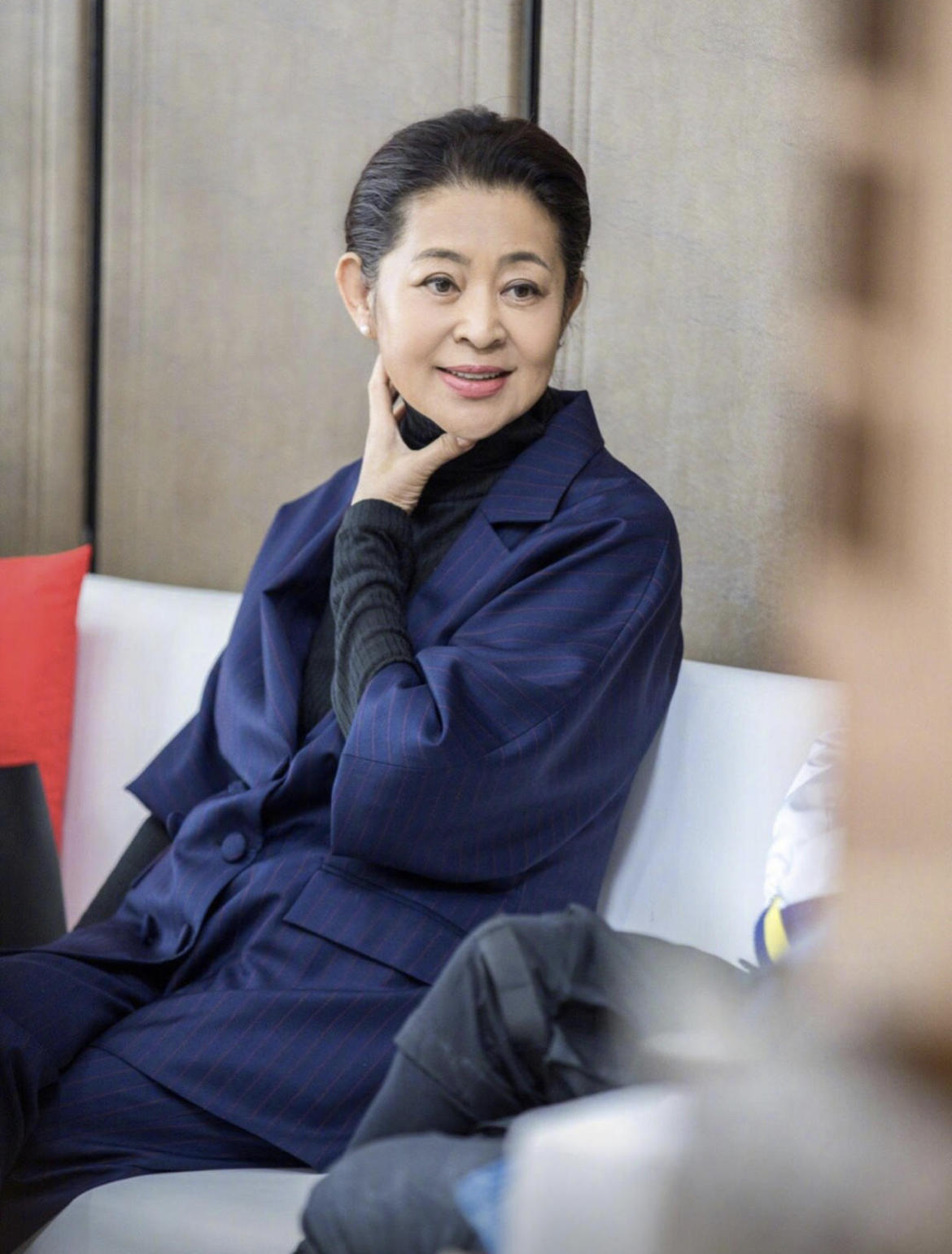 倪萍又要引领大妈时尚，穿直筒连衣裙配围巾走机场，高级又显贵