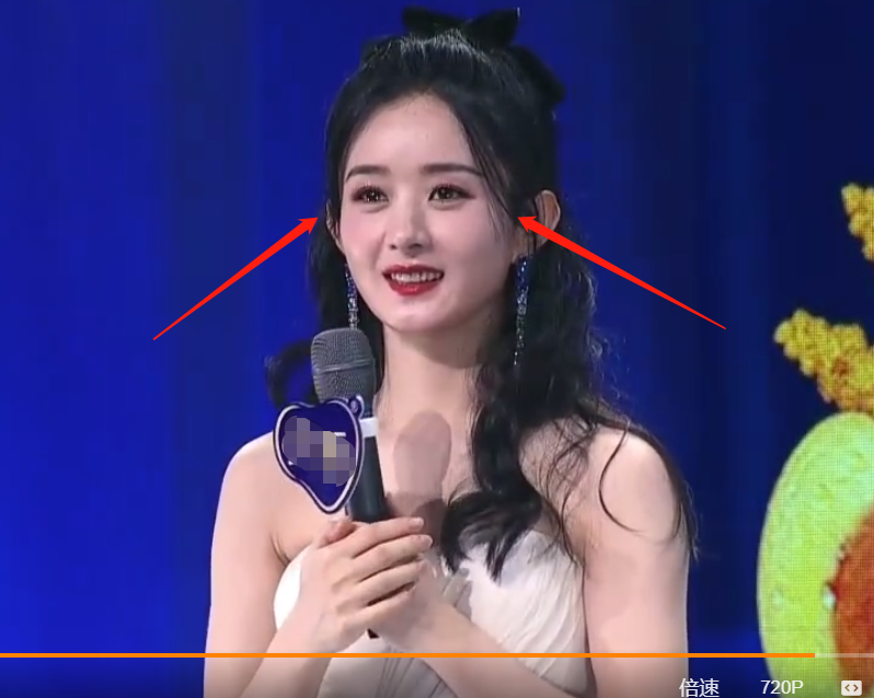 赵丽颖活动上收到粉丝信，现场读信泪汪汪，肉嘟嘟脸颊成焦点