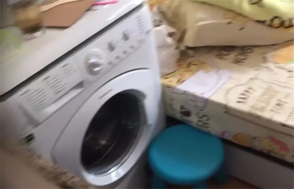 香港母女蝸居6㎡劏房，厕所难坐下洗衣机放床边，网友：太逼仄