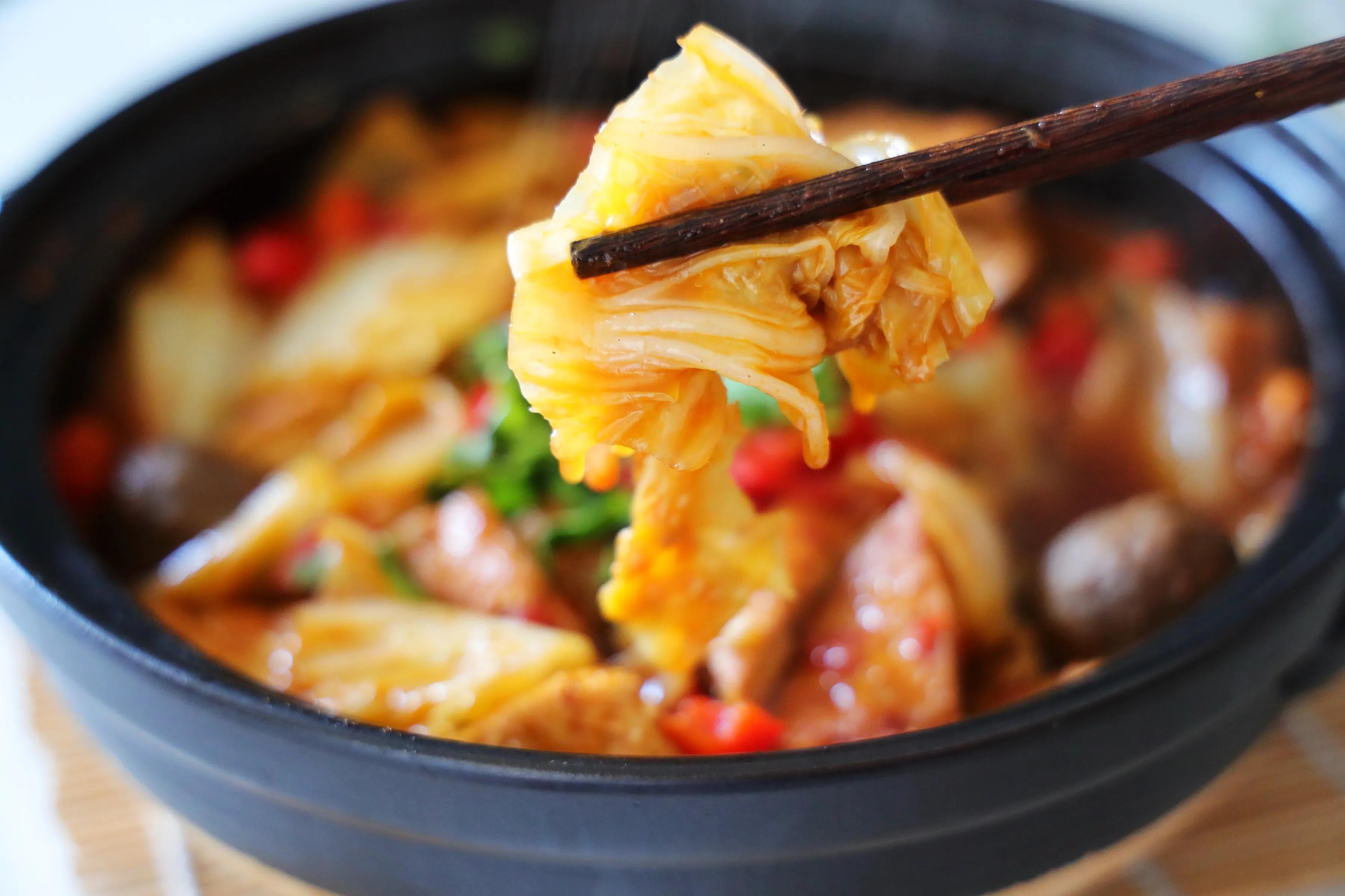 天气越来越冷，砂锅炖白菜豆腐不能少，汤鲜味美，吃完浑身暖