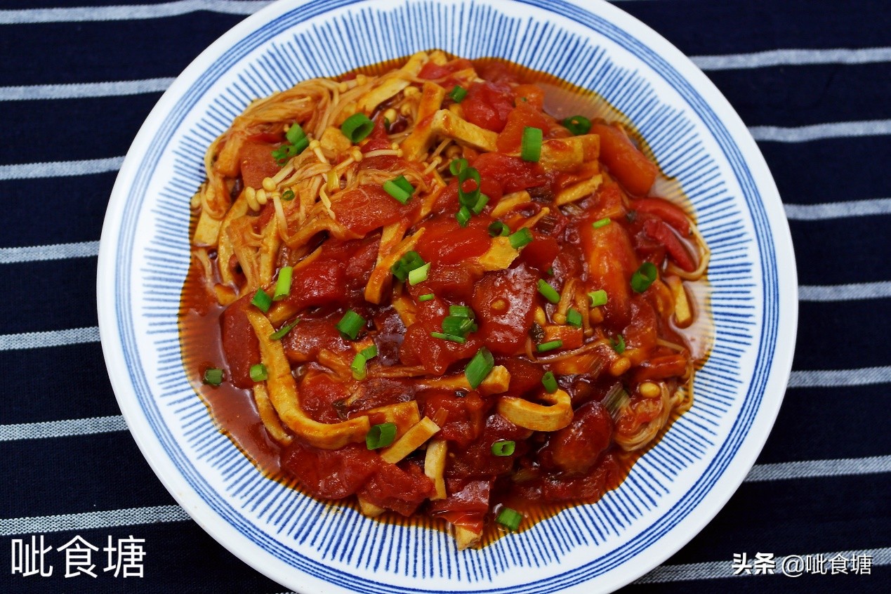 番茄金针菇这么炒，香味扑鼻，儿子爱吃，我家常做，十分钟做一盘