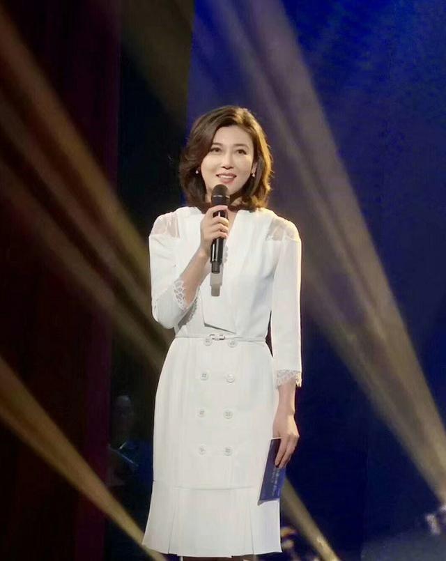 央视主持李红真美真时髦，西装搭丝巾端庄高贵，气质美过周涛董卿