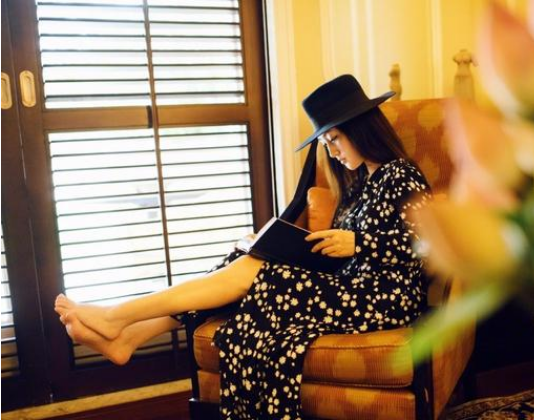 48岁仍单身的俞飞鸿迎"颜值巅峰",状态有多好?看她的脚就知道