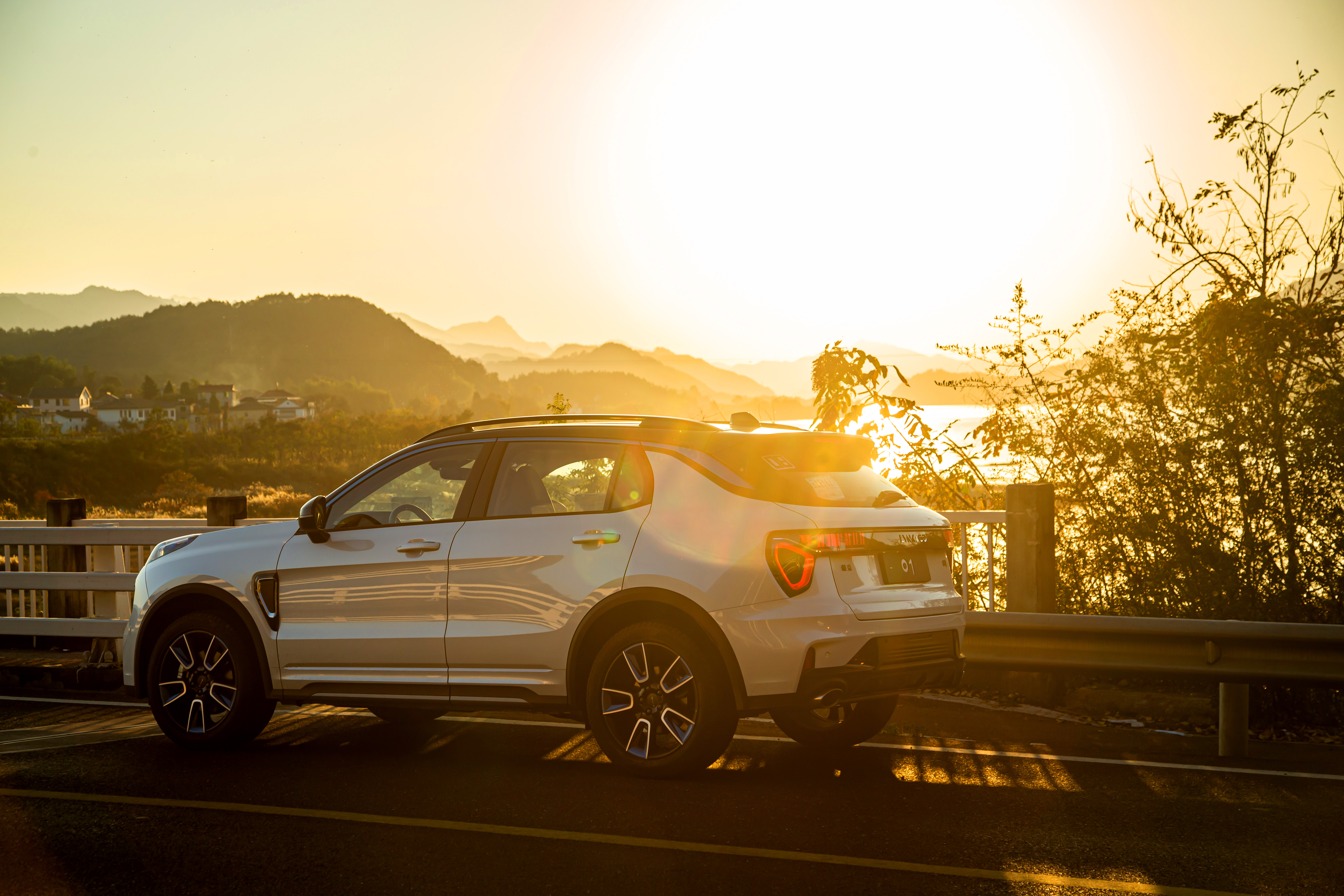 20万买2.0T+8AT+四驱？正面硬刚合资SUV 试驾2021款领克01