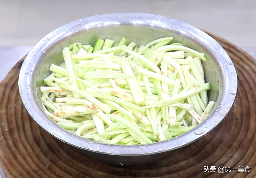 炒茄子丝的家常做法（厨师长教你做小炒青椒茄丝超好吃）