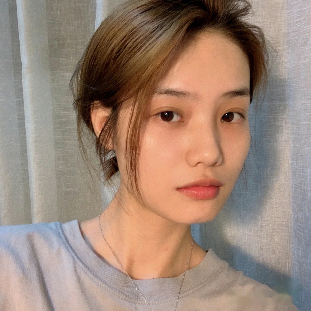 不同年龄用不同眼霜：AHC适合年轻肌肤，兰蔻适合熟龄肌肤，你呢