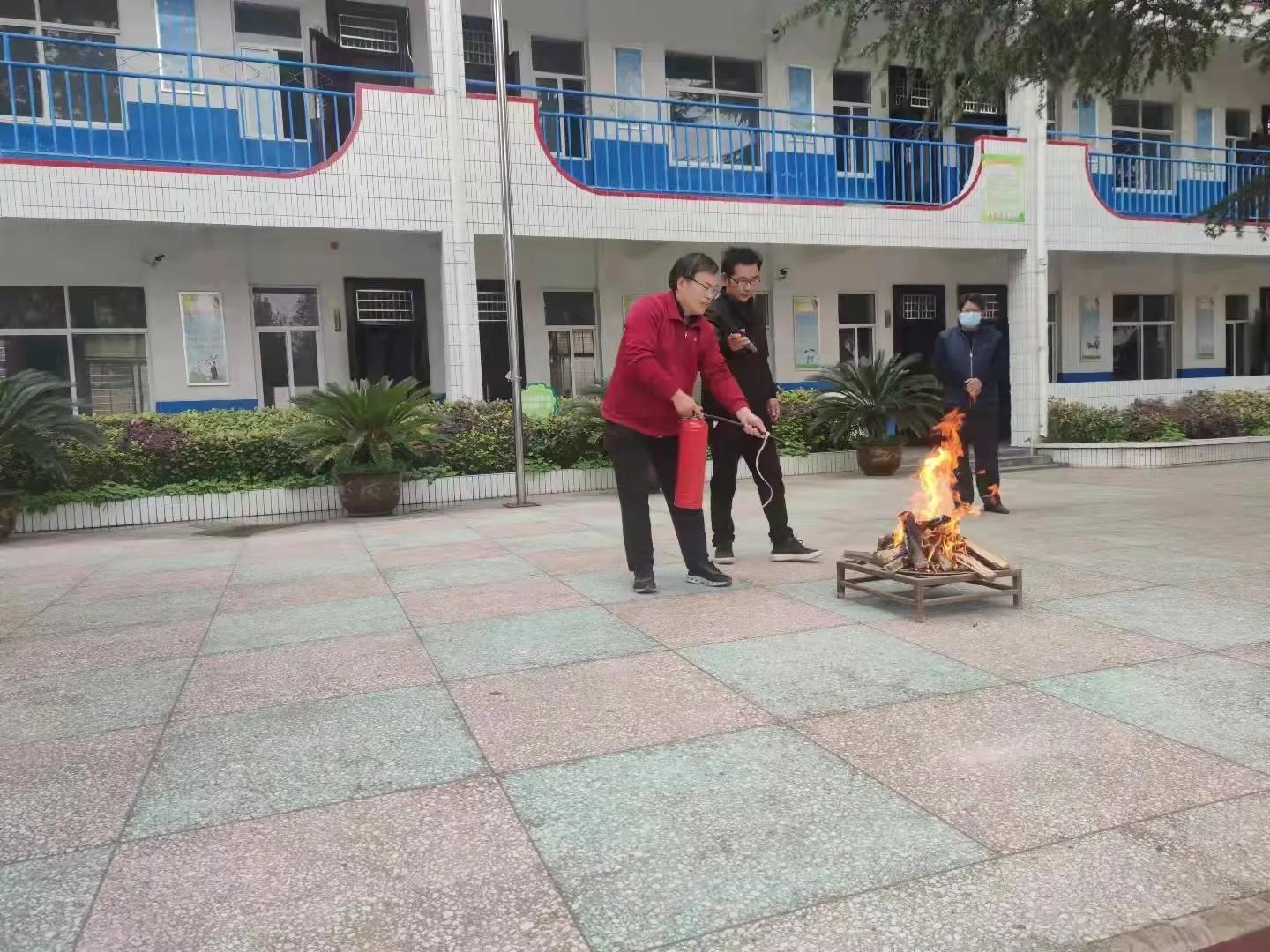 丁河小学进行如何使用灭火器