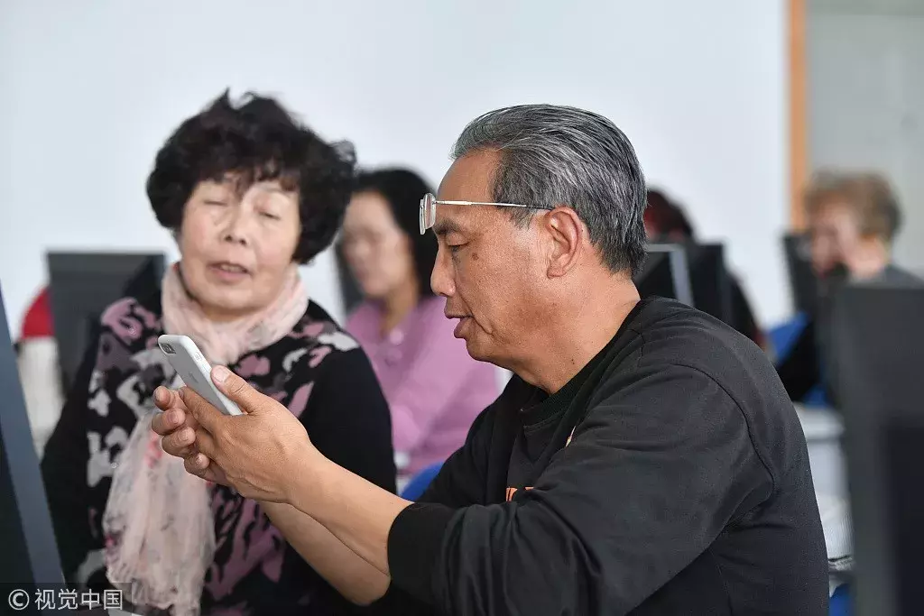 “乡镇中年”的互联网三重奏：网购、社交、做生意 