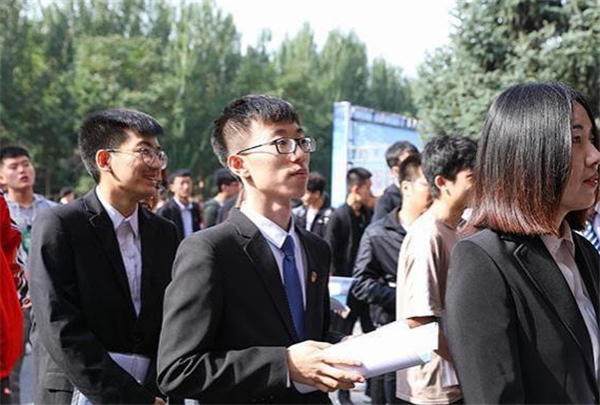 高考能不能考上名牌大学？要看3门学科成绩，还要做对1个选择