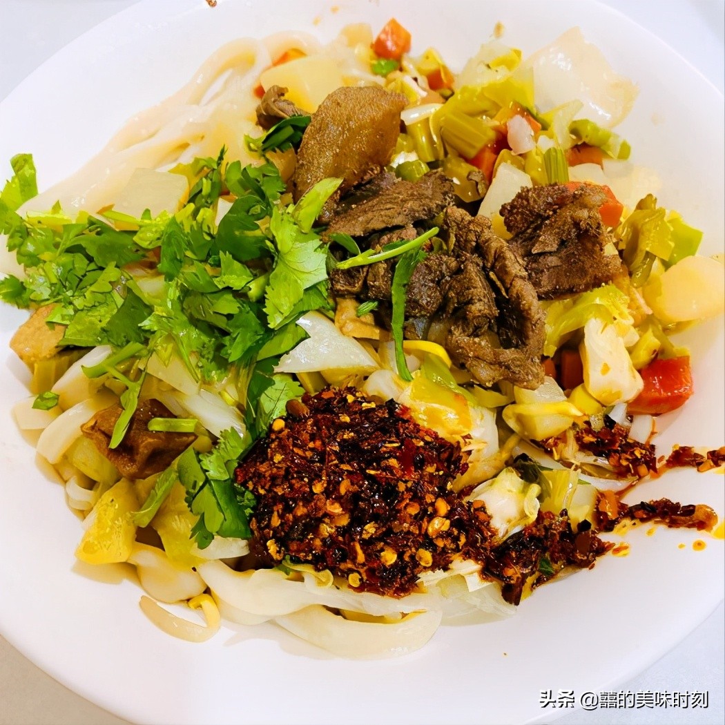 西安小巷子里的早餐店，光面臊子就要准备两大盆，外地人却很嫌弃