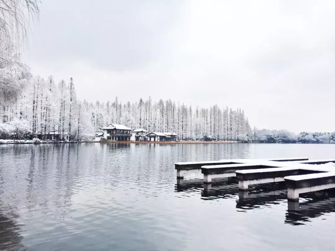 飞赴千里旅途至西湖畔当然,即便不一定身至最美江南雪景中,心也可