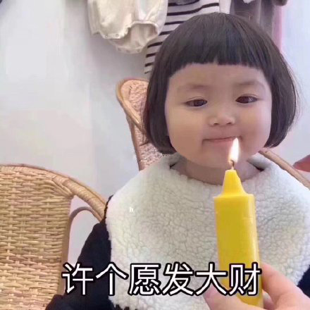 女孩哭穷表情包:别人都是用香奈儿包LV包宝格丽包,而我用表情包