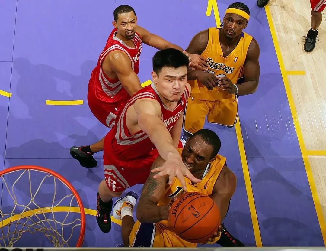 nba中姚明可以打过哪些人(姚明十大经典战役 打小斯轰27 22 5 单核35分15篮板8封盖对飙科比)