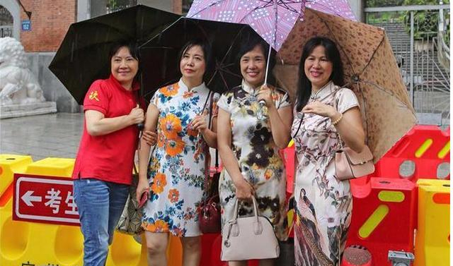 旗袍爸爸“艳压”花枝招展的妈妈，孩子高考，家长场外争奇斗艳