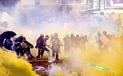 “炮灰”们该醒醒了！为什么乱港派头目子女无一上街游行？