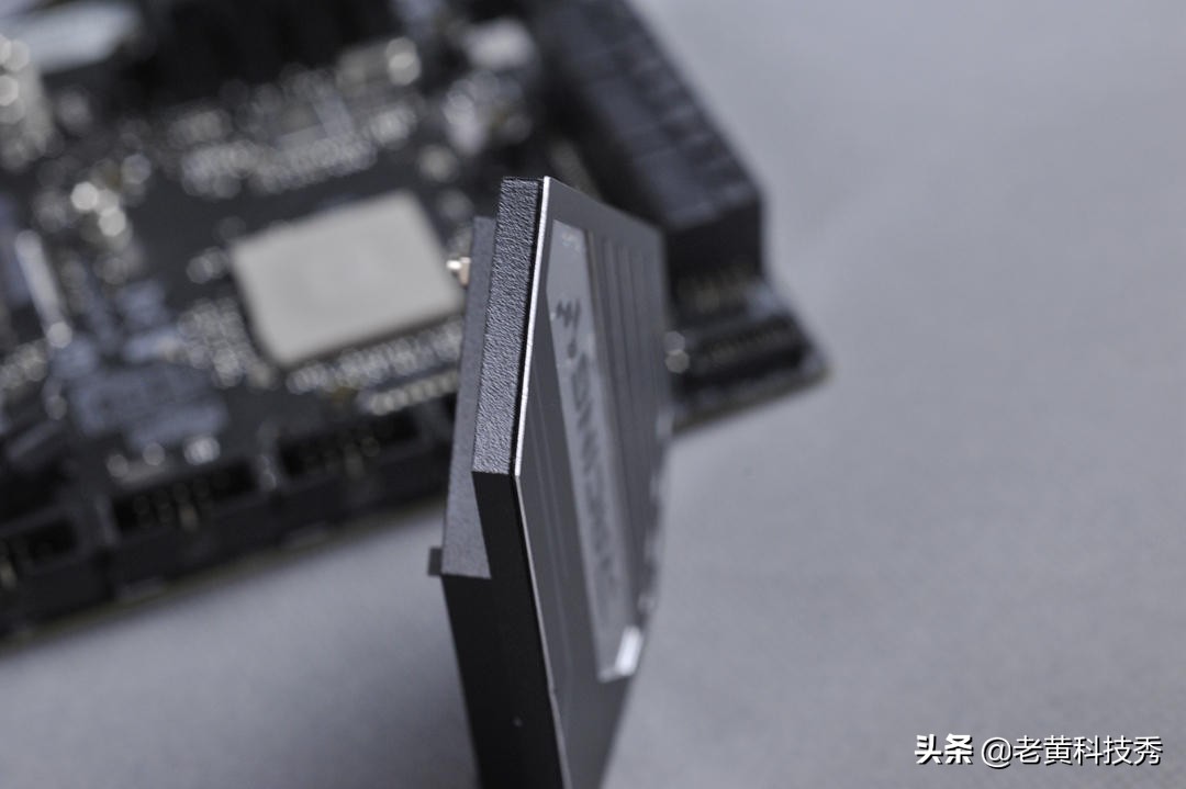拆解一款很靓的B560主板，这样的设计值得入手吗？