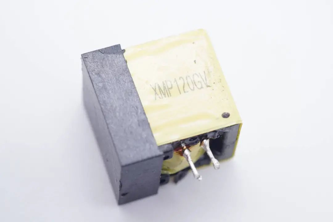 内置氮化镓芯片，体积小功率大，小米120W USB-C快充拆解