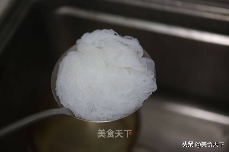 酸溜溜的味道，酸爽可口，开胃下饭，还帮油腻腻的肠胃减减负