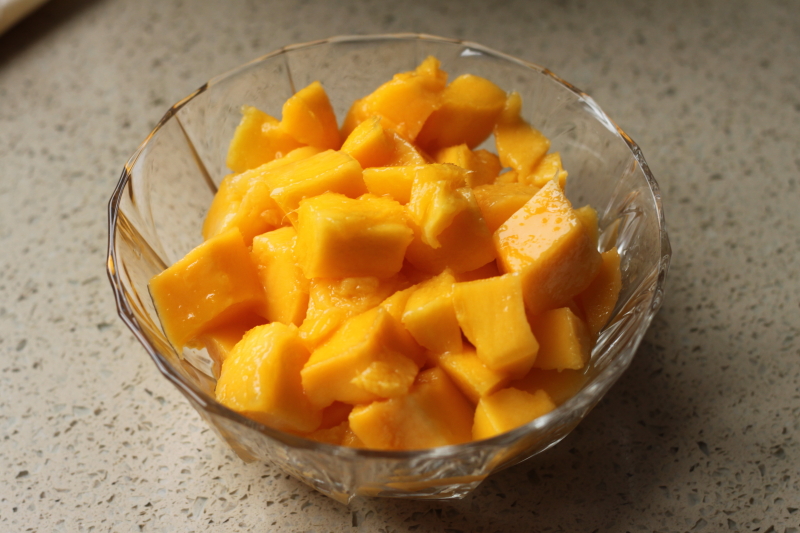 网红店60多一小片的千层蛋糕，有不粘锅和一个爱动的小朋友就能做