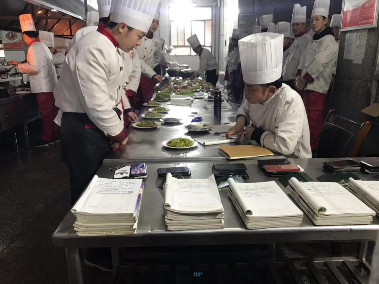 探访神奇的职业学校山东蓝翔：老师分房、学生竞拍、准军事化管理