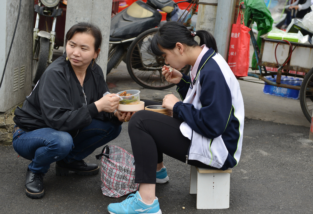 “家长送饭”成高中门口风景线，网友担心养成巨婴，家长回怼质疑