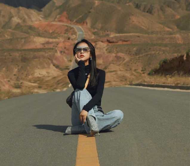 公路拍照被警告，从华策一姐到压戏不播，贾青做的糊涂事可太多了