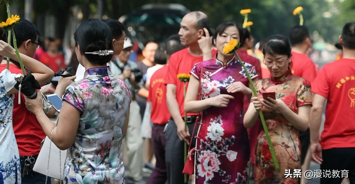 学生高考“家长应援”，爸爸穿起了旗袍，妈妈们“各有千秋”