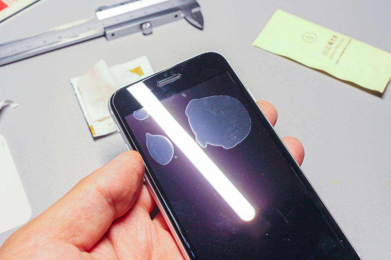 10倍价格差距是智商税么？四款iPhone SE 2钢化膜横评