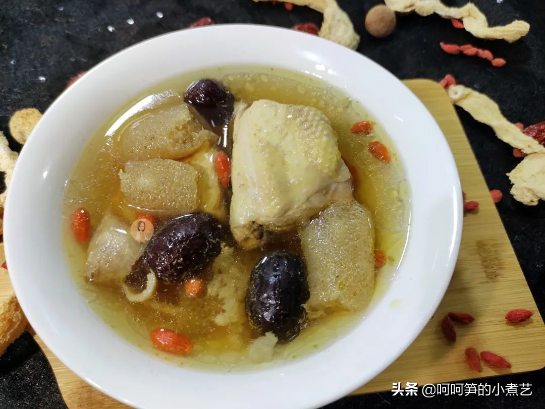 妈妈说三伏天里多喝汤，安排上营养美味的竹荪鸡汤，滋补又消暑