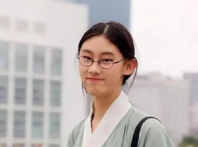 北大美女教授史蛟：颜值出众学识渊博，34岁未婚学生都急了