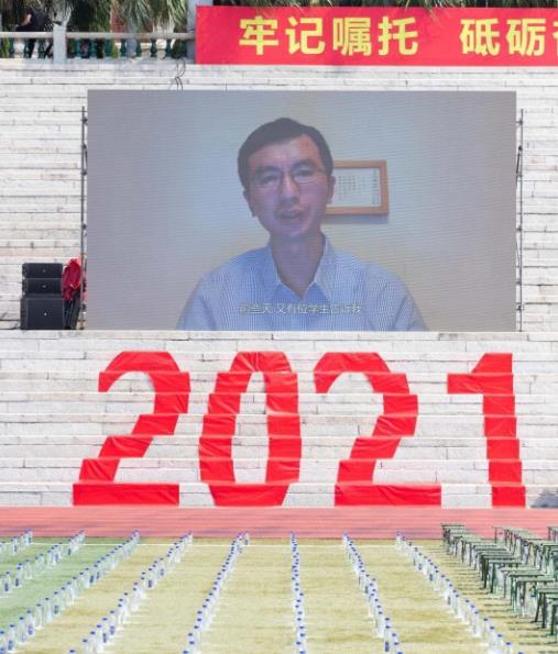 厦大开学典礼惹争议，为啥现场摆满“矿泉水”，新生无一人到场？