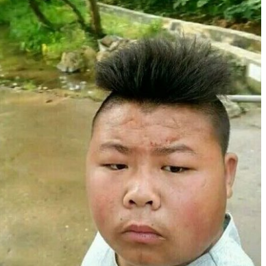 尤其像具有非主流类型的发型绝对不允许,非主流主要体现在杀马特造型